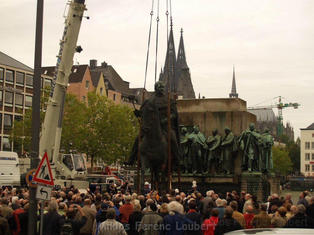Reiterdenkmal kehrt zurueck auf dem Heumarkt P45.JPG